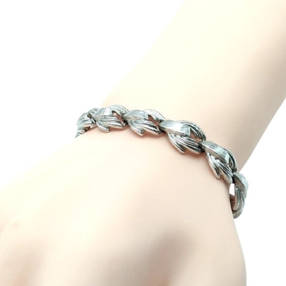 Vintage Monet Silver-Tone Textured Chain Link Bracelet with Safety Chain - Picture 16 of 16